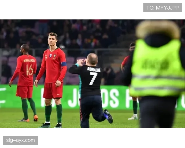 曼联队内竞争白热化：新援老将争锋，球队凝聚力受考验