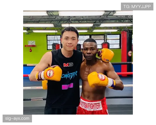 徐灿训练完直接去菜市场砍价，拳台上下完全是两个人