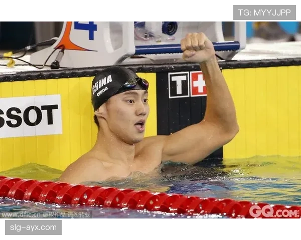 宁泽涛最新街拍，泳帽没了名牌上身，走路那架势像在炫富