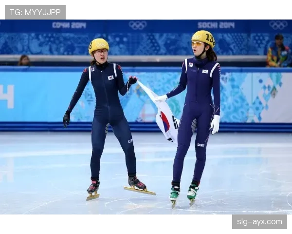 王濛在家切个水果都像在冰场压步，这手速普通人连影子都摸不着